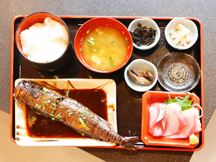 【横須賀】7年継ぎ足しのタレが決め手!長井漁港で味わう、漁師の煮魚定食